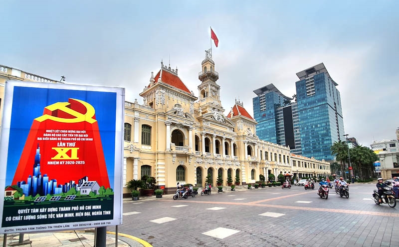 Khu vực trước UBND TP Hồ Chí Minh được trang hoàng pa nô, áp phích chào mừng Đại hội.